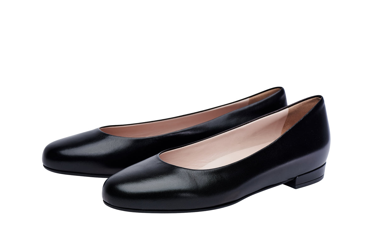 All leather classic flat black leather shoes. Removable comfort innersole. Rubber outsole.