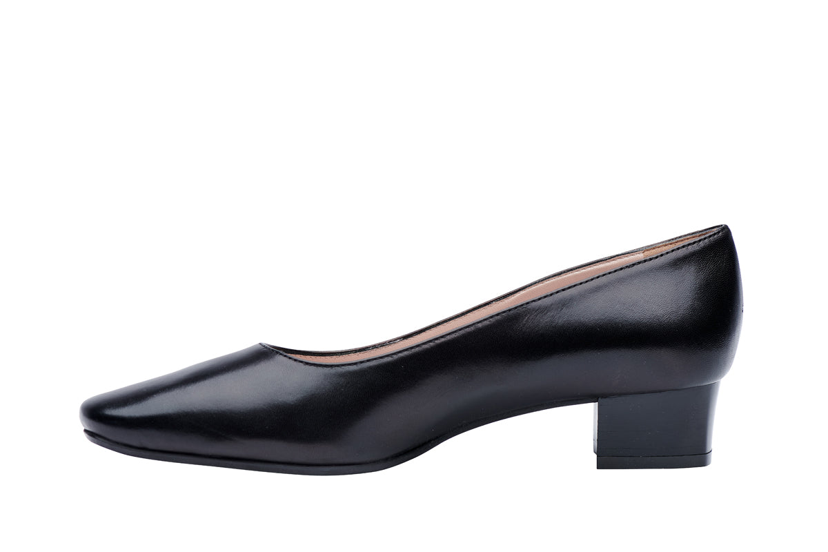 Made in Italy. Black low heel ladies shoes. Leather upper and rubber sole. Leather lined.